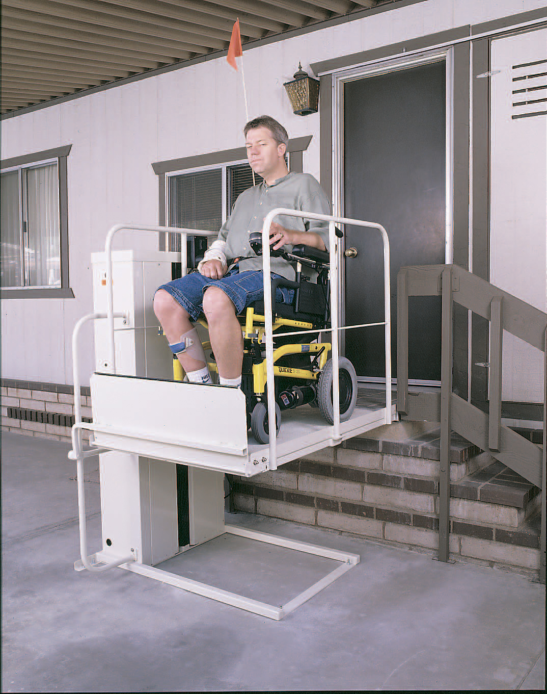 Compton wheelchair elevator vpl mobile home vertical platform